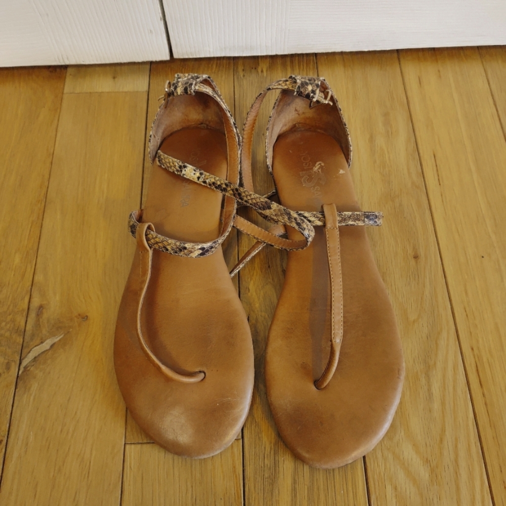 Yosi Samra Thing Sandals, Size 9, good condition.